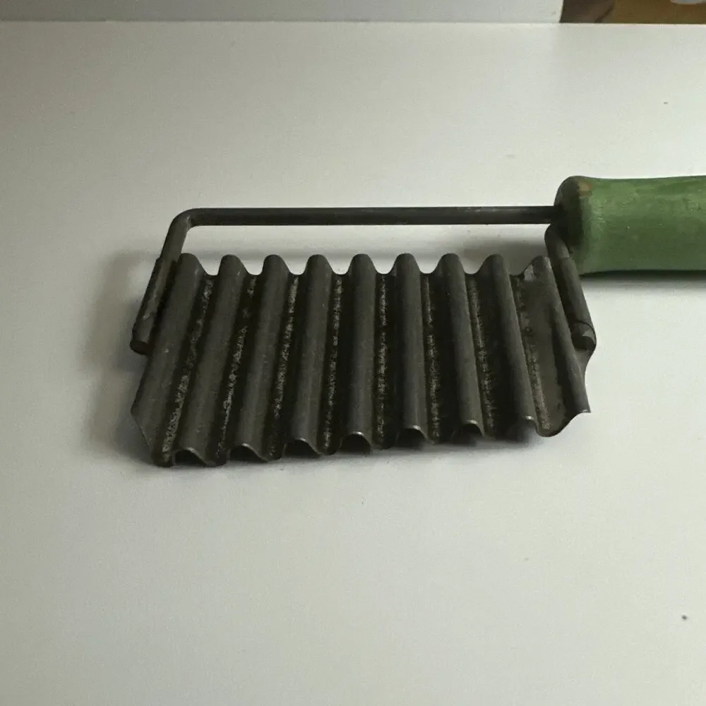 Metal Vegetable Cutter Wavy Crinkle Cut Kitchen Utensil Green Wood Handle Vtg